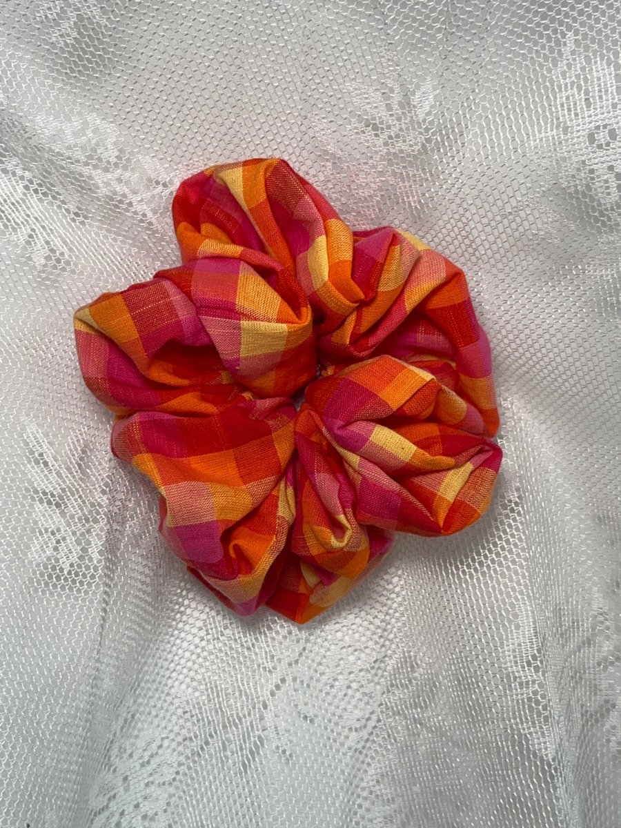 Scrunchies faits main, élégants et doux pour les cheveux, disponibles en XXL ou basique.