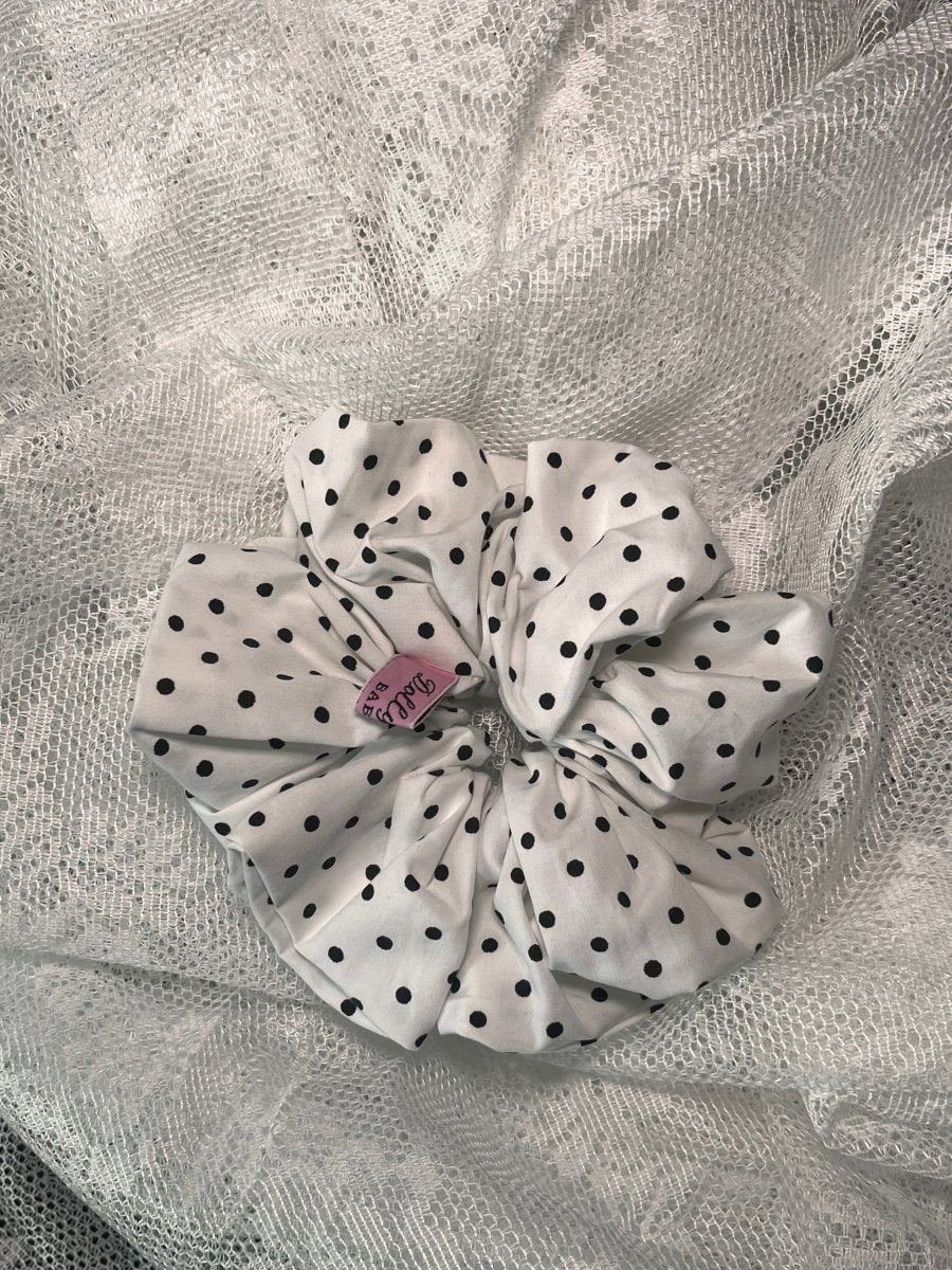 Scrunchies faits main, élégants et doux pour les cheveux, disponibles en XXL ou basique.