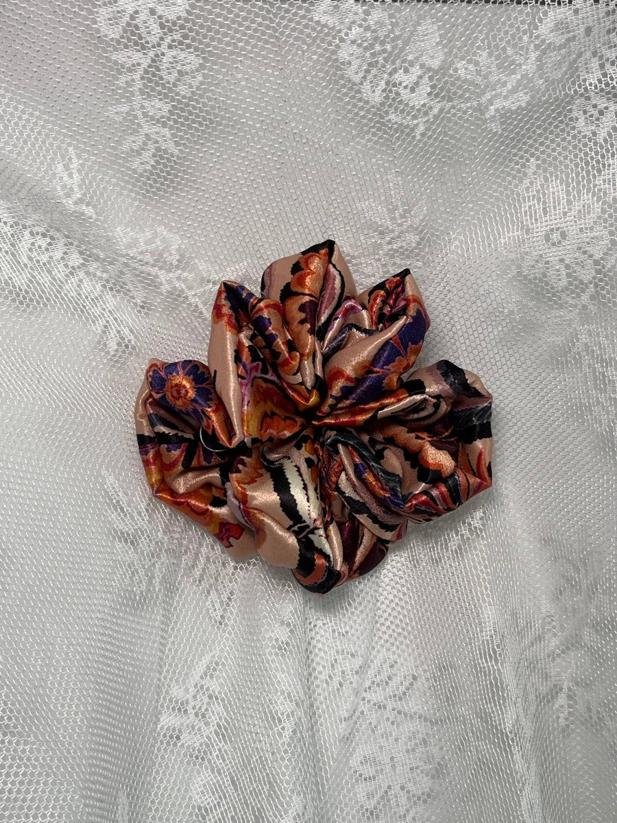 Scrunchies faits main, élégants et doux pour les cheveux, disponibles en XXL ou basique.