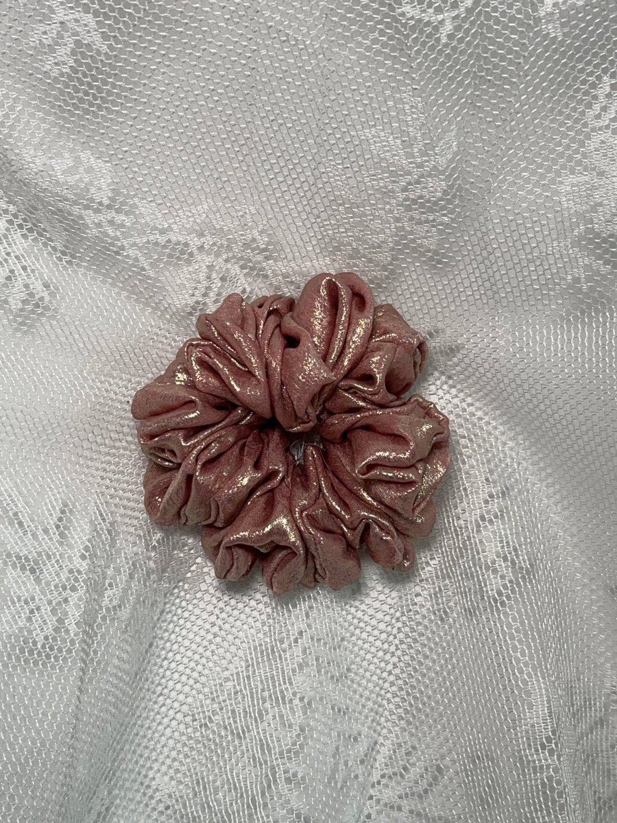 Scrunchies faits main, élégants et doux pour les cheveux, disponibles en XXL ou basique.