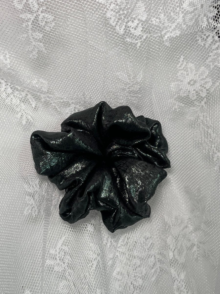 Scrunchies faits main, élégants et doux pour les cheveux, disponibles en XXL ou basique.